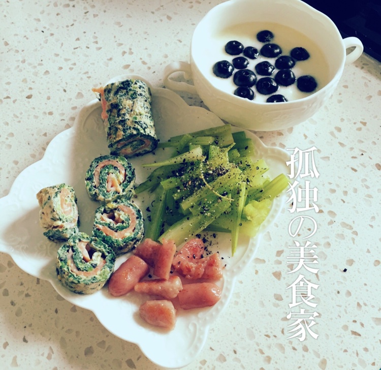 奶油奶酪柠檬烟熏三文鱼罗勒菠菜卷