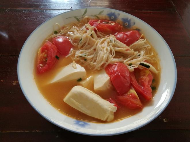 【夏季开胃家常菜】西红柿金针菇豆腐汤的做法