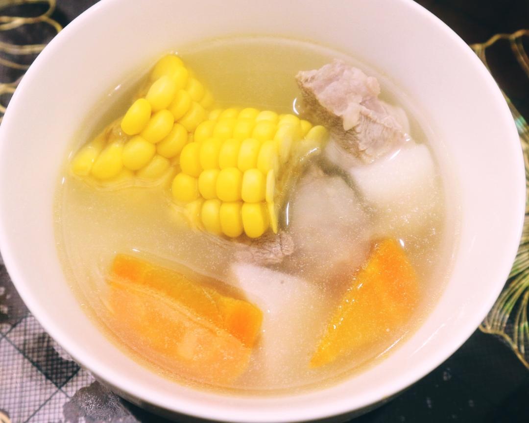 胡萝卜玉米排骨汤