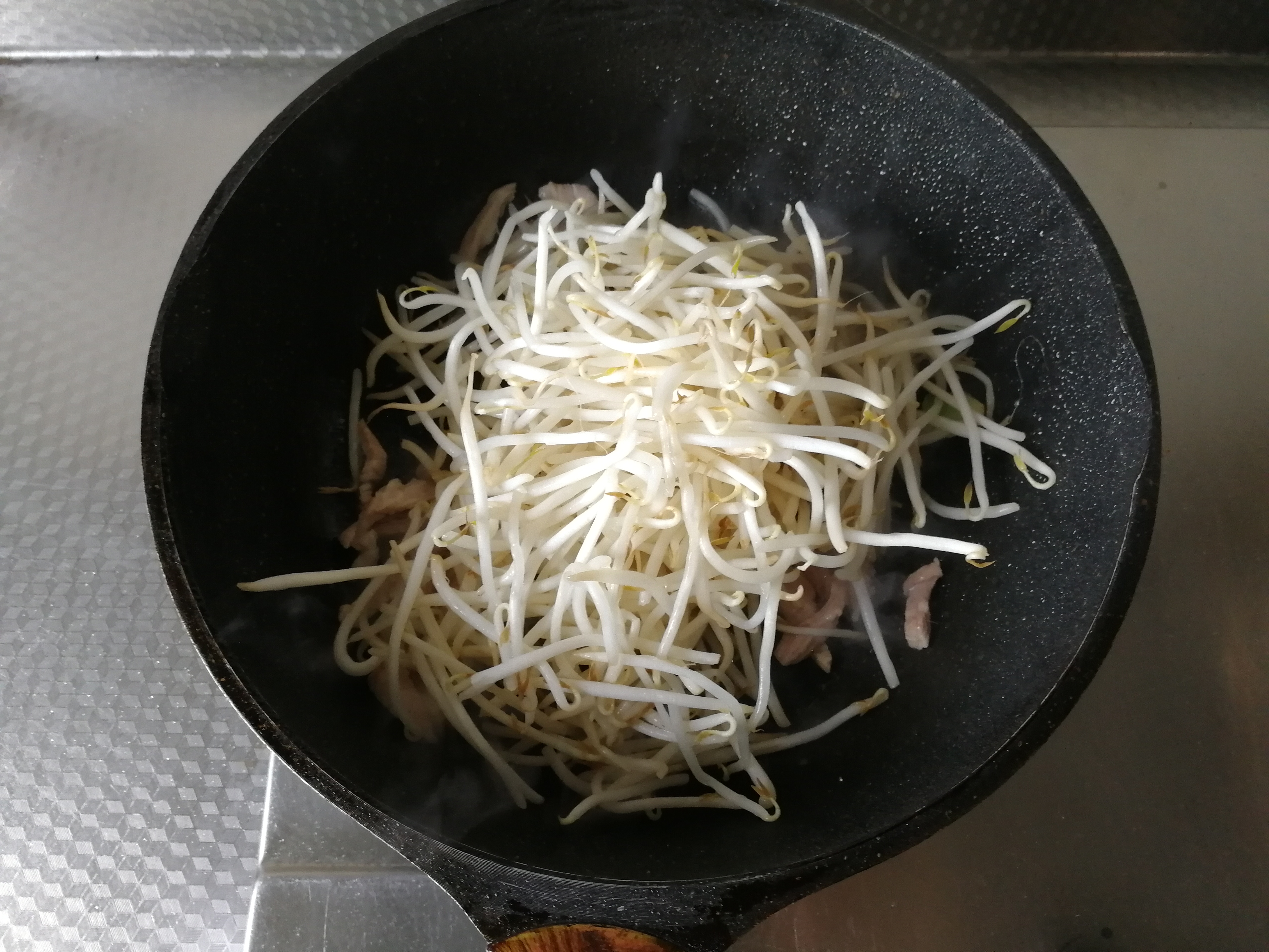 脆嫩青椒肉丝炒豆芽菜的做法 步骤4