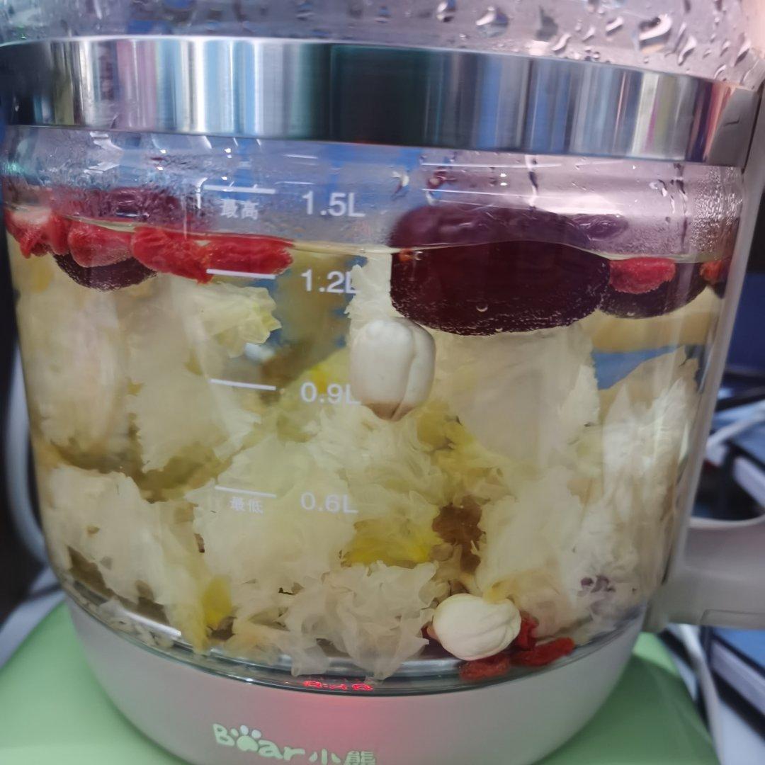 秋天里的第一碗糖水，水晶果冻一般的红枣雪耳莲子桃胶