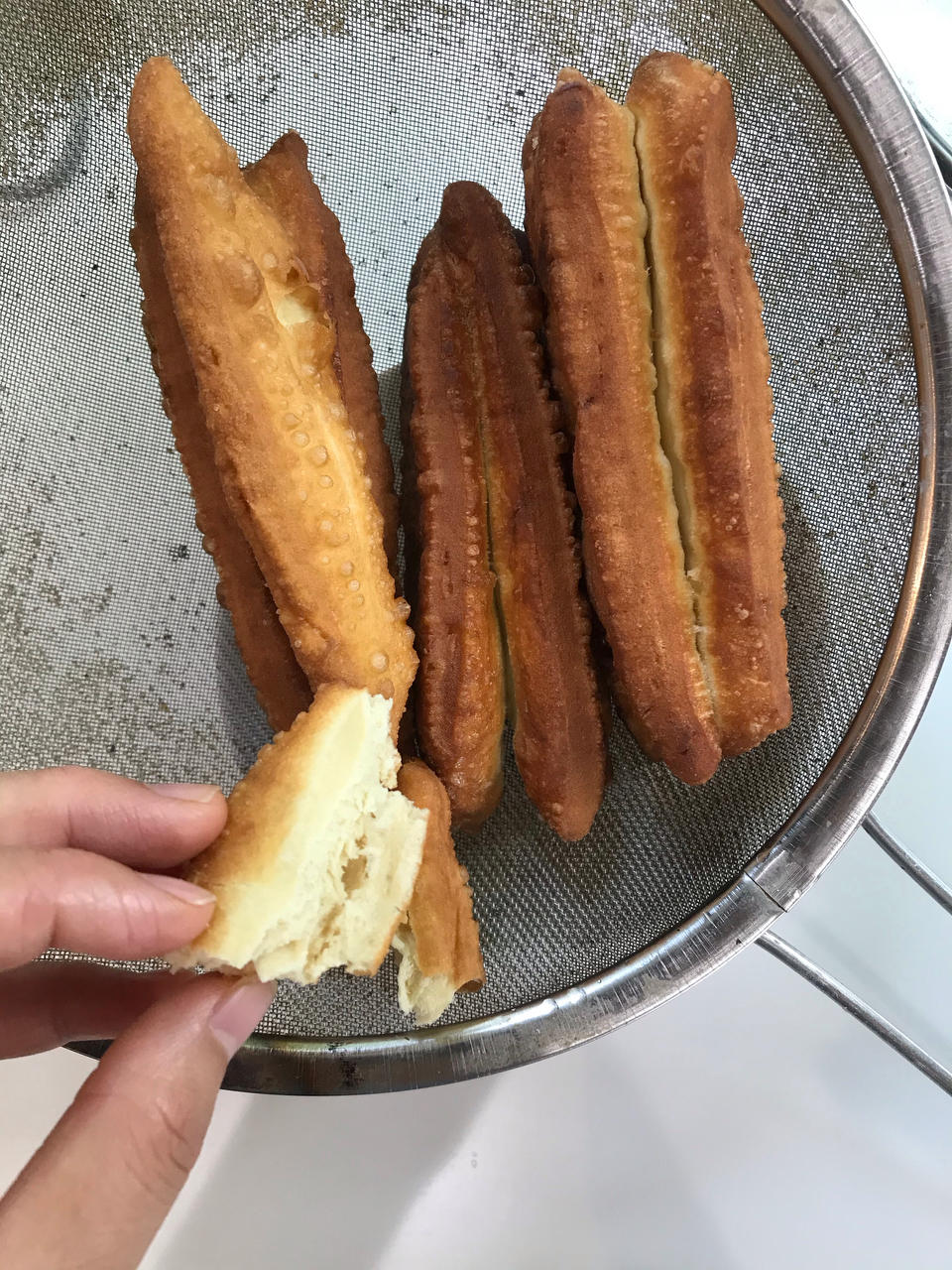 油条这样炸 一看就会做了也不废 酥香可口各个空心 附细节视频详解