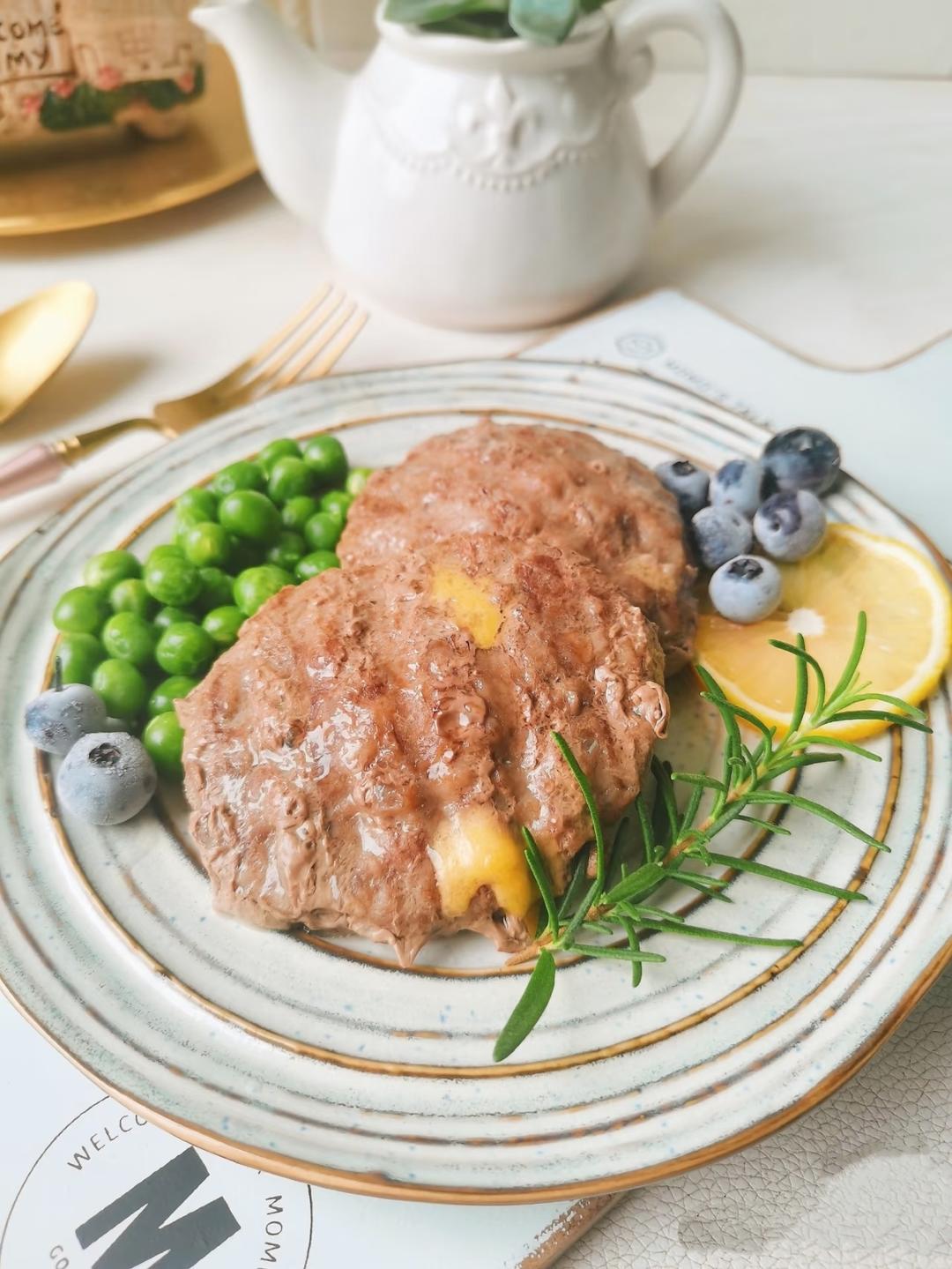 制作简单家庭汉堡牛肉坯