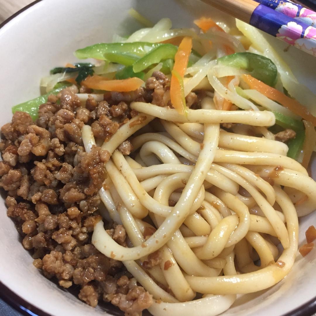 这碗面吃了会上瘾 / 手工肉臊子拌面