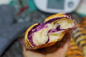 紫薯系-毛毛虫🐛面包的做法 步骤17