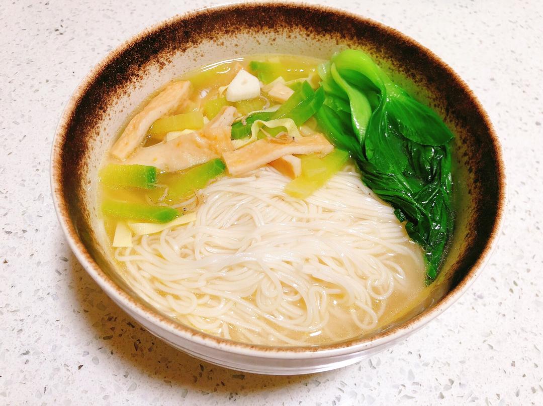 简单美味的热汤面超鲜的小鱼干萝卜丝鱼饼面条