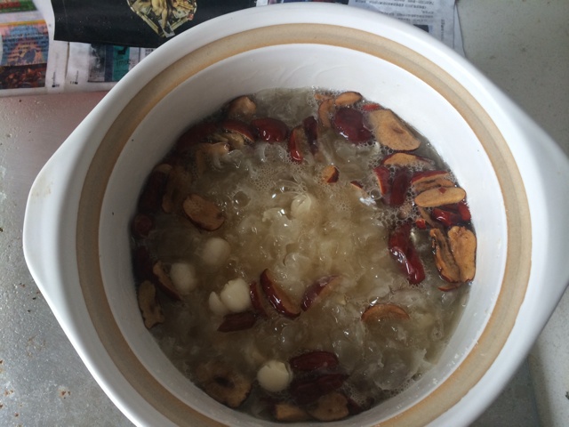 红枣莲子银耳汤