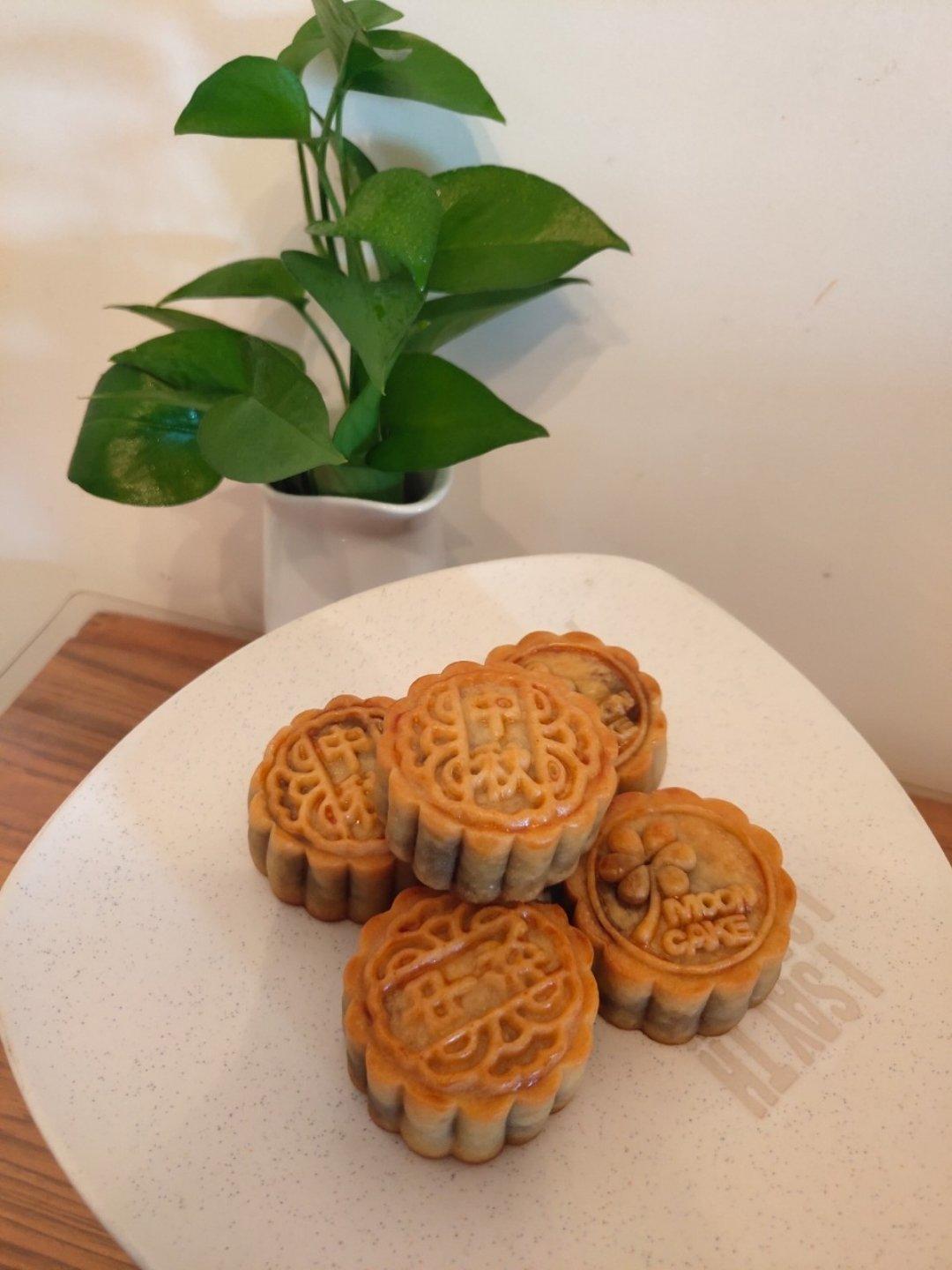 广式月饼—蛋黄芝麻月饼