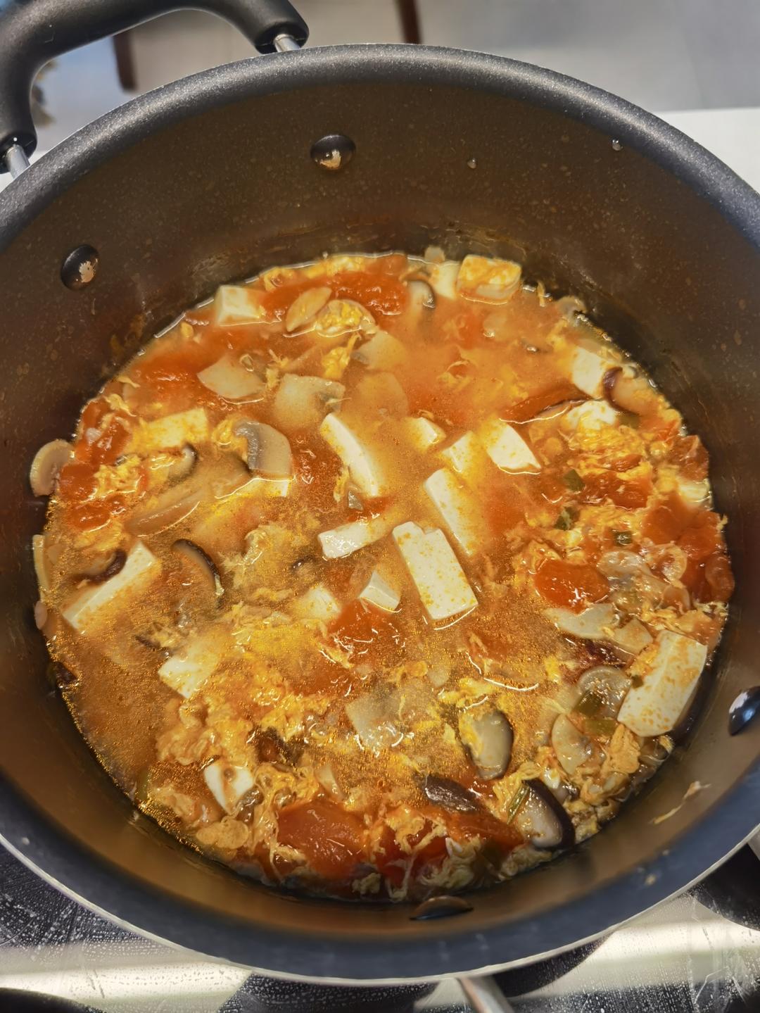 好喝到停不下来的番茄豆腐菌菇汤