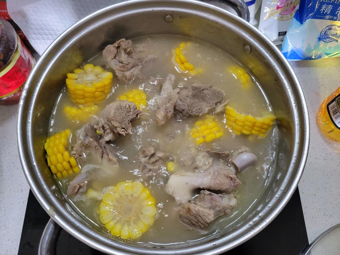 筒子骨玉米萝卜汤