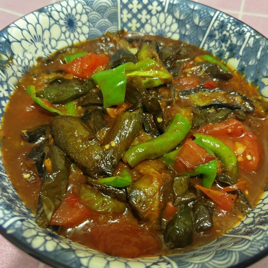 红烧茄子（佐西红柿尖椒）