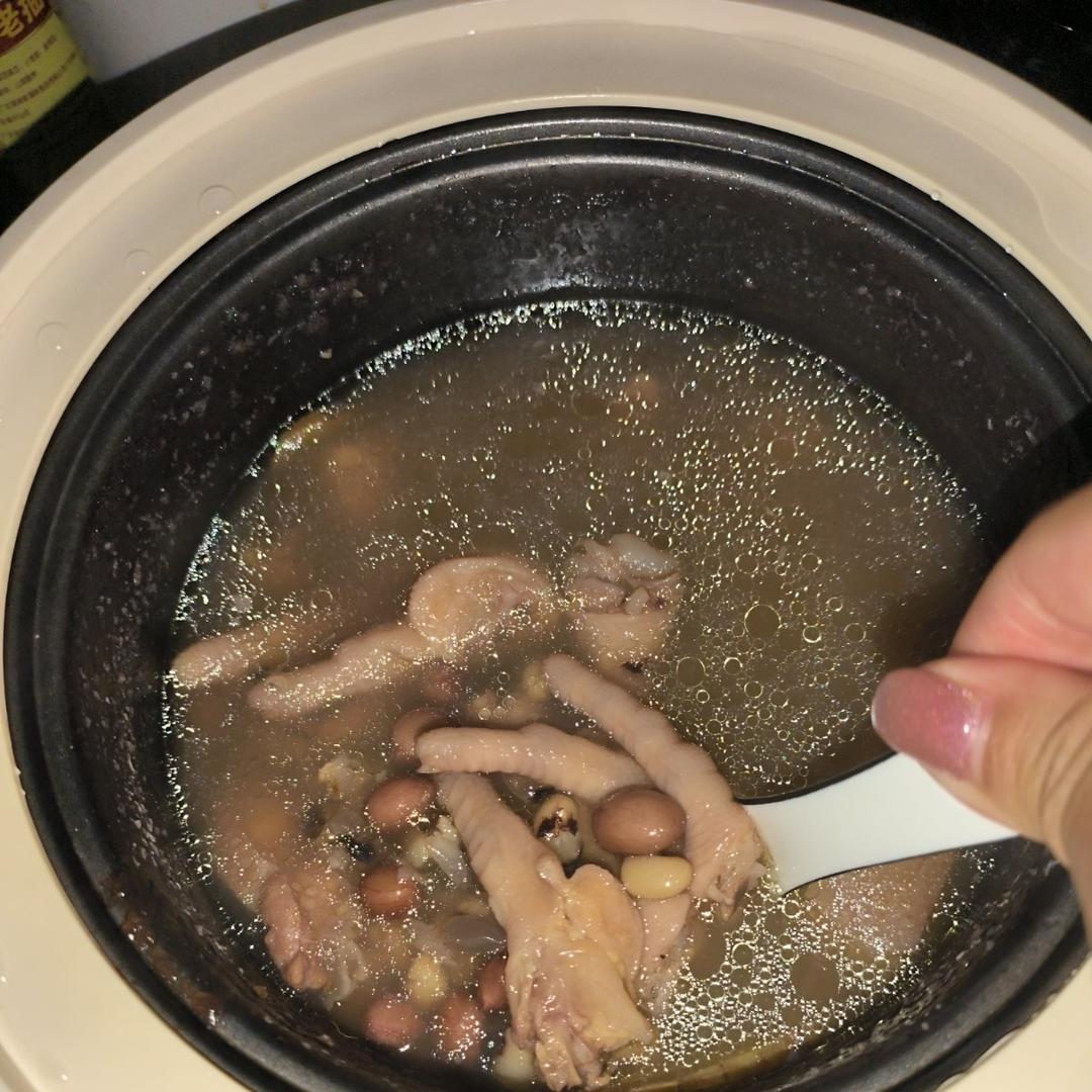 眉豆花生猪骨鸡爪汤