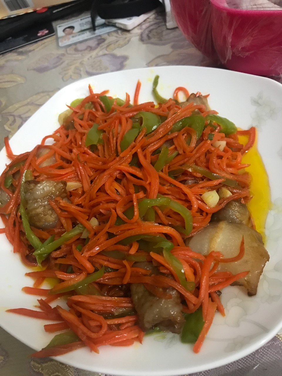 青椒炒肉配胡萝卜