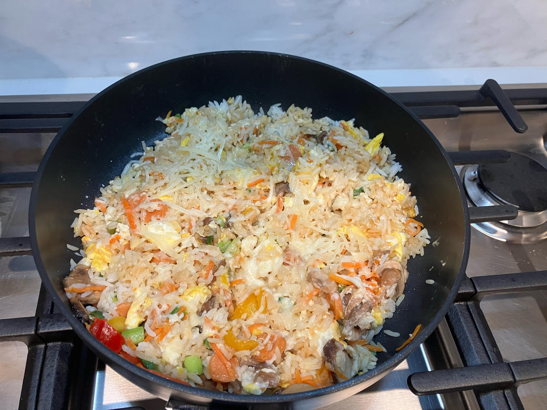黄油炒饭（加芝士片）（有啥放啥）（一通乱炒，简单粗暴）真的很好吃！