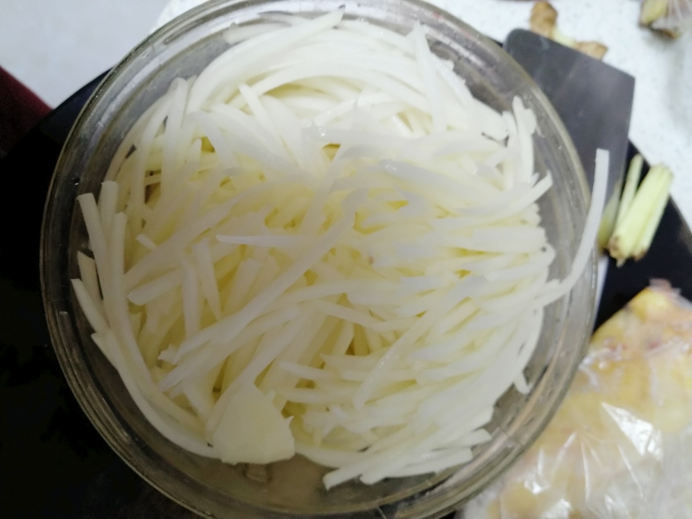 香喷喷酸溜土豆丝的做法 步骤2