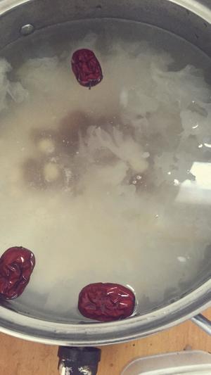 银耳百合红枣粥的做法 步骤2