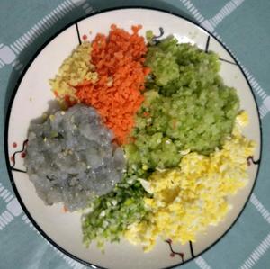 健康吃不胖的，芹菜，虾仁，胡萝卜，鸡蛋，水饺的做法 步骤1