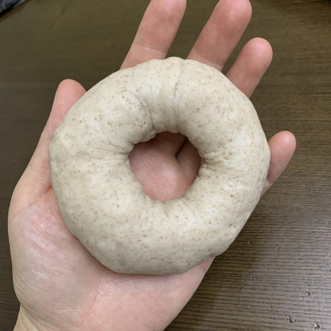 有内涵的黑麦贝果（包裹夏威夷果版本）