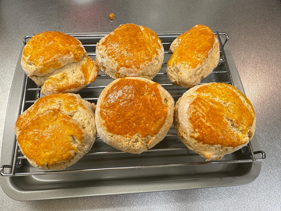 复刻英国女王私人御厨的经典司康：加映Cream Tea 经典吃法 & 如何做出松软內里、酥脆边缘的司康&司康佐醬製作