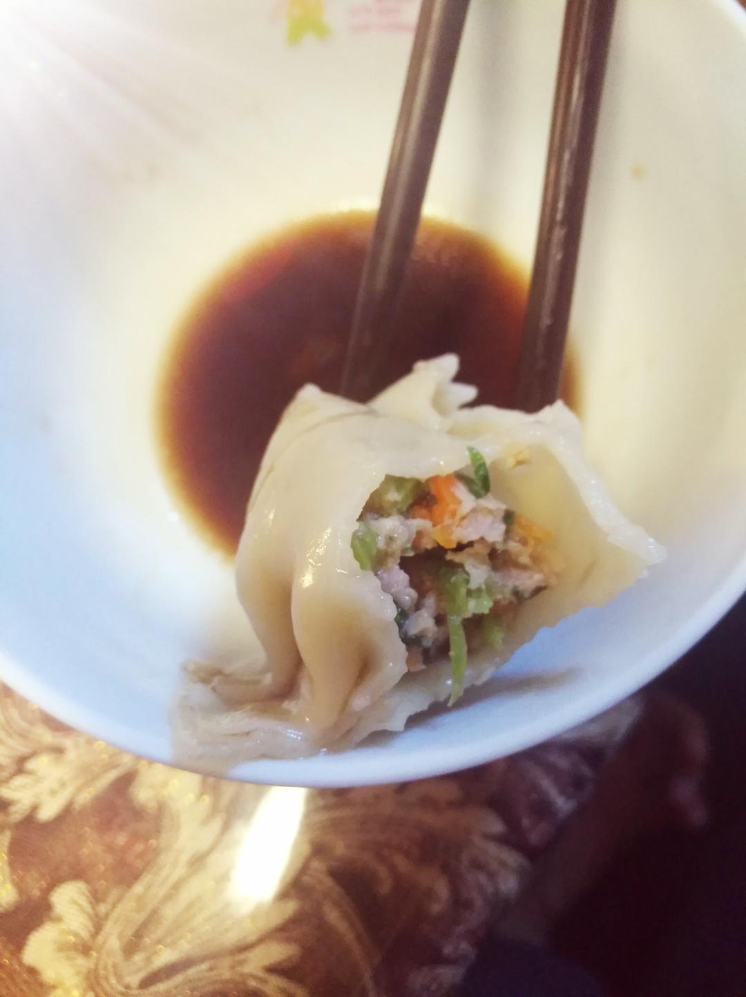 芹菜胡萝卜猪肉水饺