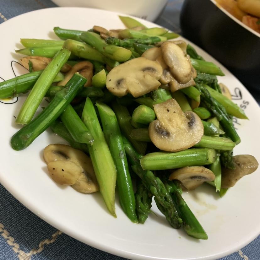 芦笋炒蘑菇