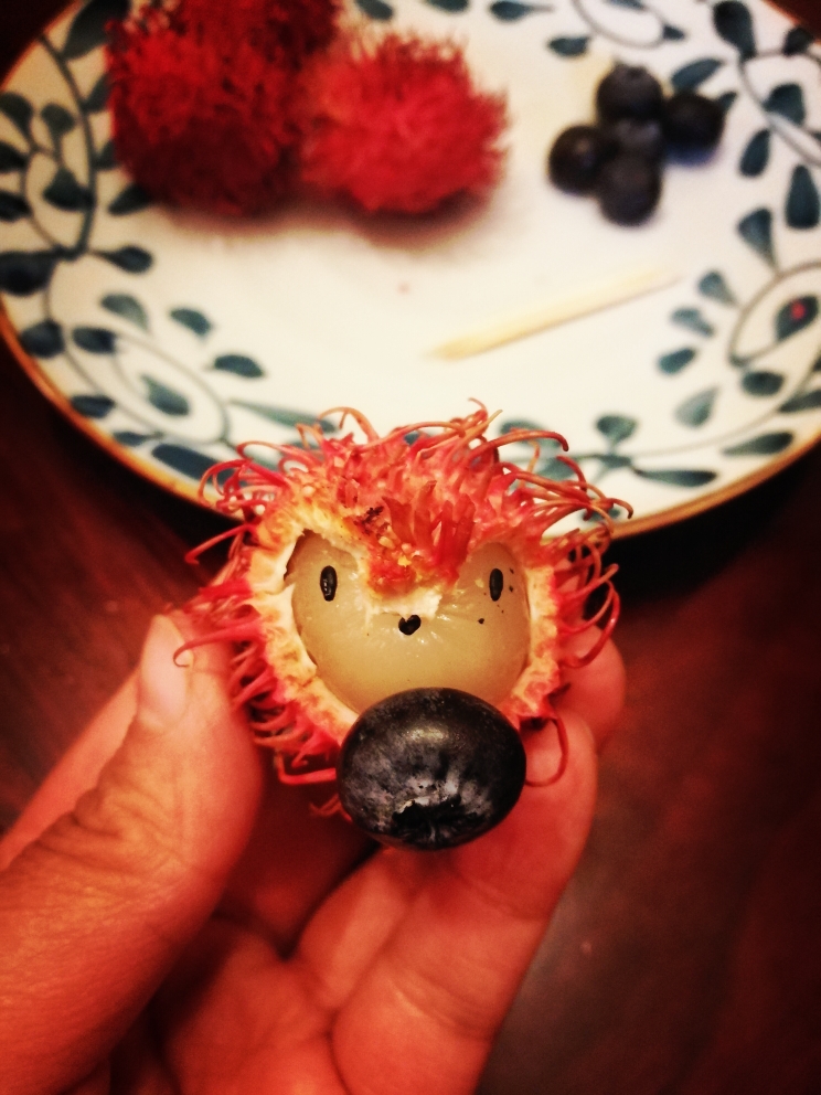 红毛丹小刺猬摘果果水果拼盘的做法 步骤6