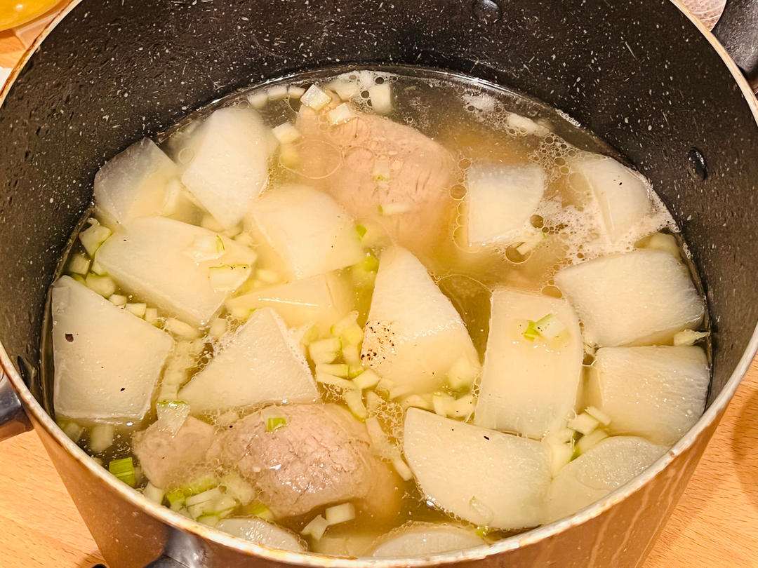 白萝卜排骨汤～～～食材简单但清甜好喝