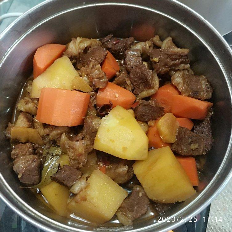 胡萝卜土豆烧牛腩