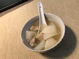 电饭锅&炒锅篇一：最长黑夜里的温暖-萝卜炖肉汤的做法 步骤1