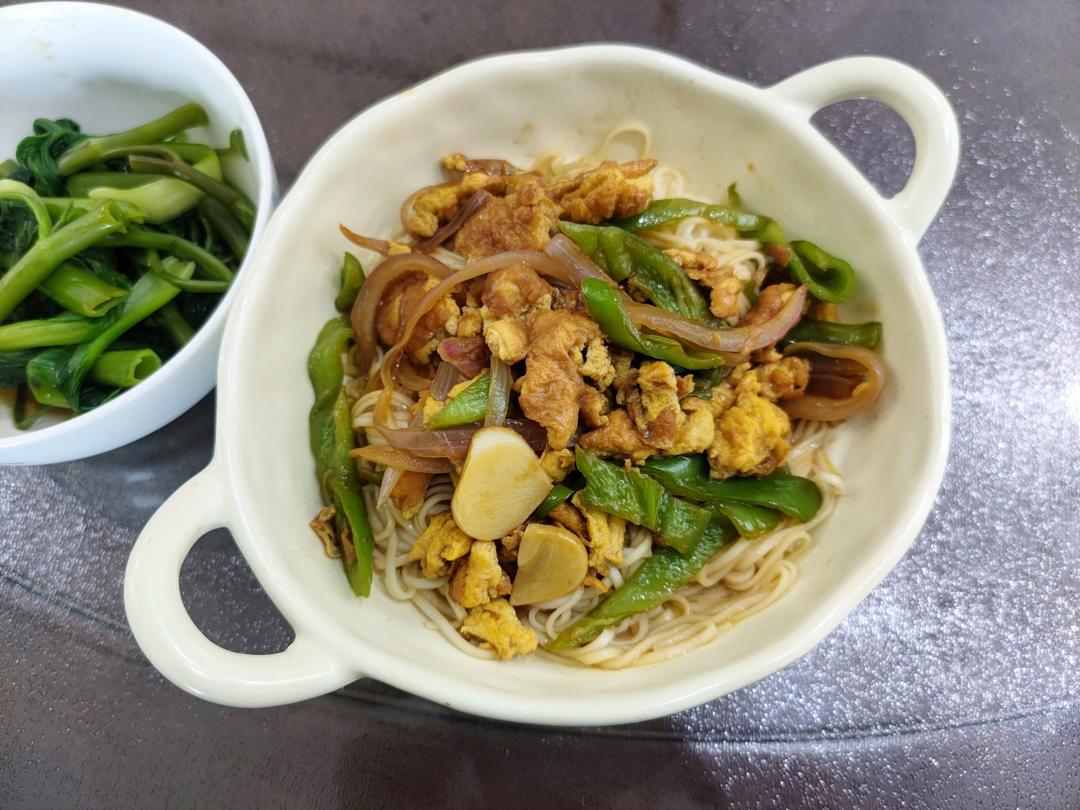 青椒鸡蛋拌面