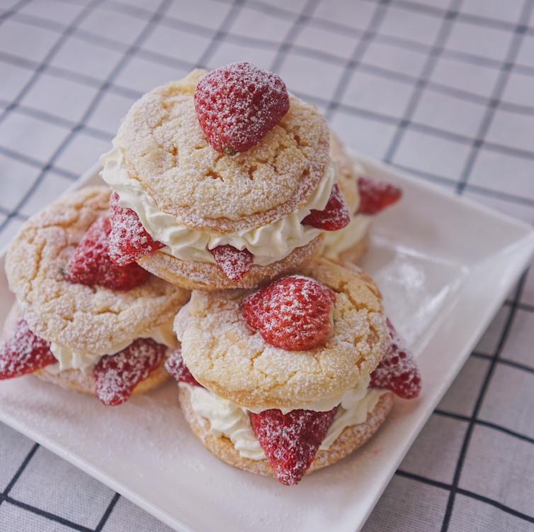 草莓夹心酥皮泡芙