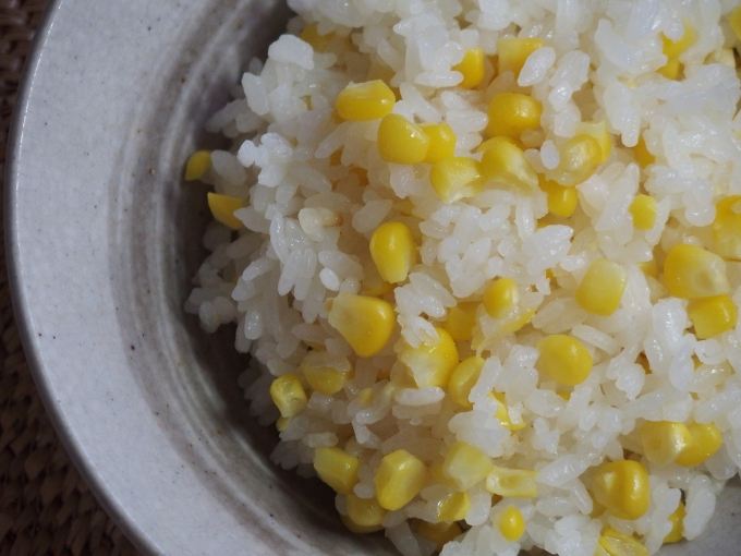 初夏，用狸猫砂锅焖松软玉米饭的做法