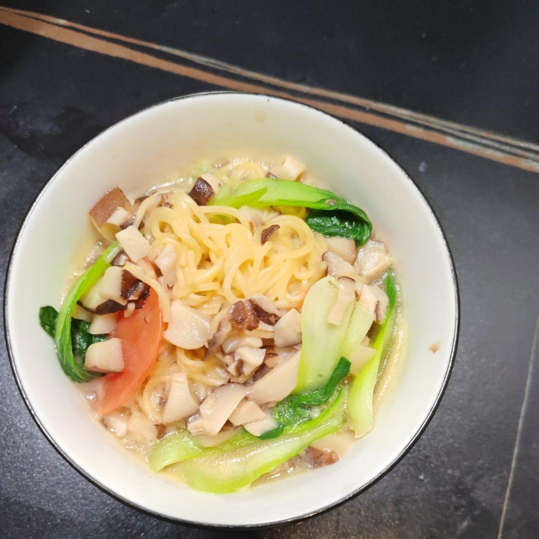 菌汤面条 看得见的香菇 尝得到的鲜美 这才是真正的菌汤