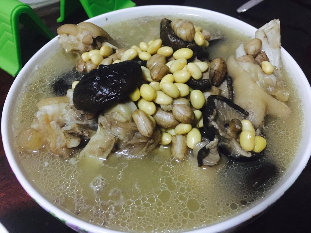 黄豆花生猪脚汤