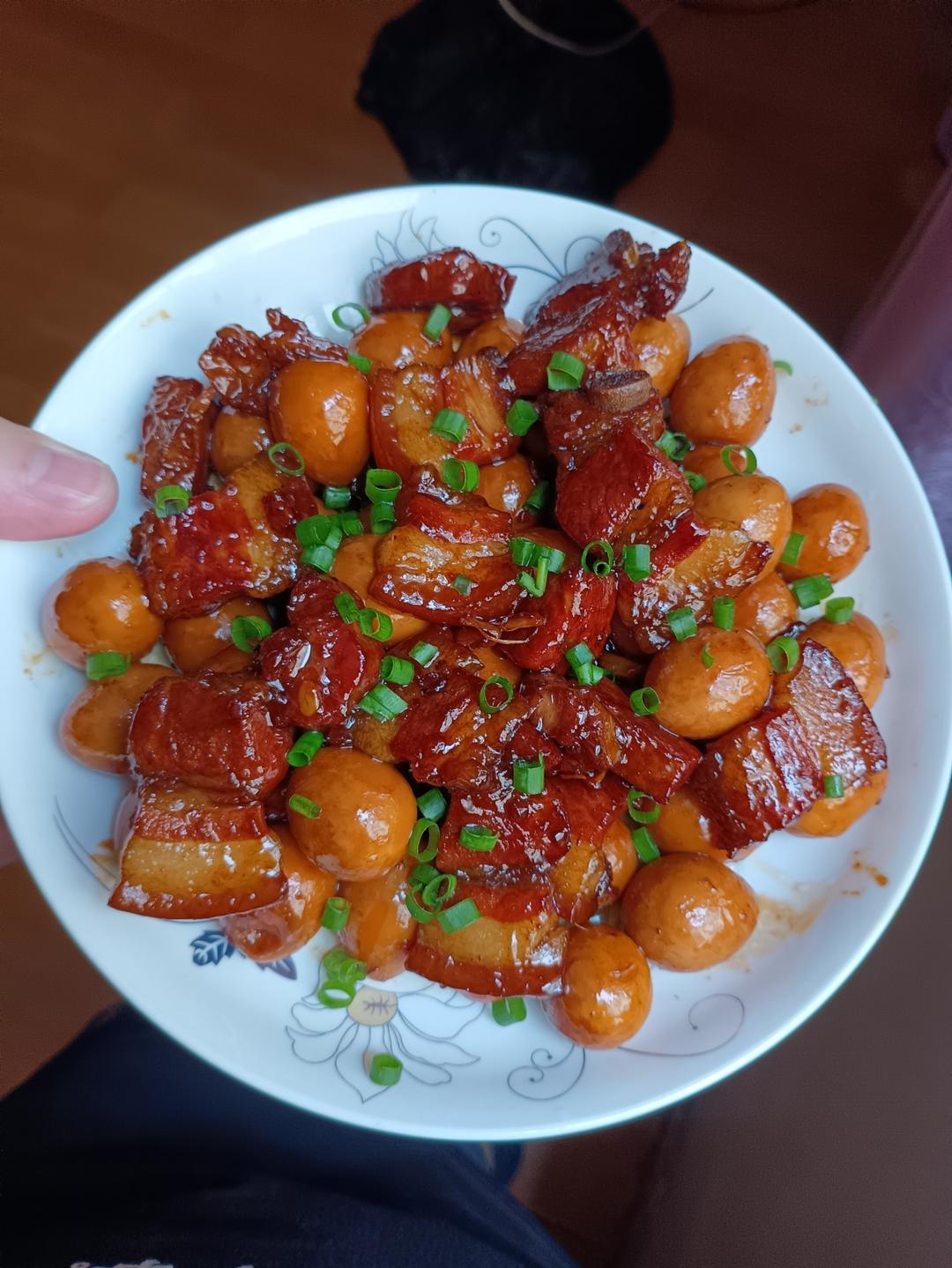 加了鹌鹑蛋后，这盘红烧肉，美味的逆天啦——鹌鹑蛋烧肉（孔瑶食谱）