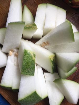 冬瓜薏米蜜枣猪横脷粉肠汤的做法 步骤2