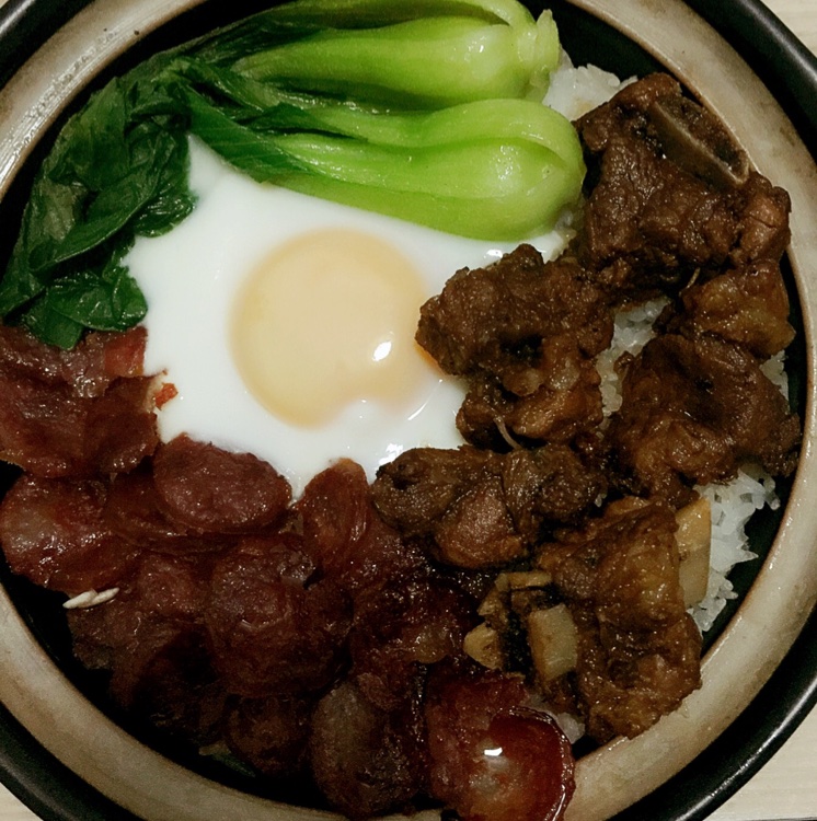 广式腊味煲仔饭