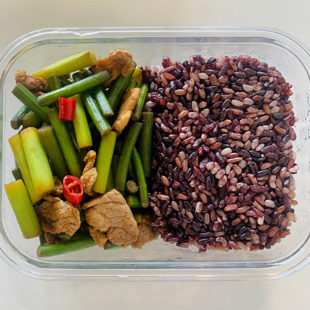 简单易做的下饭菜－蒜苔炒肉