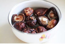 香菇炒荷兰豆的做法 步骤2