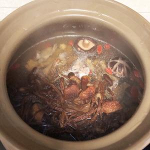 姬松茸花菇鸡（鸡骨架）汤的做法 步骤4