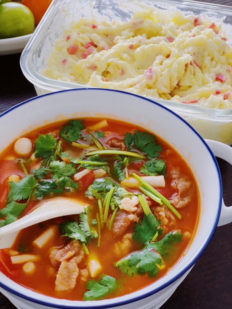 金针菇肥牛番茄锅