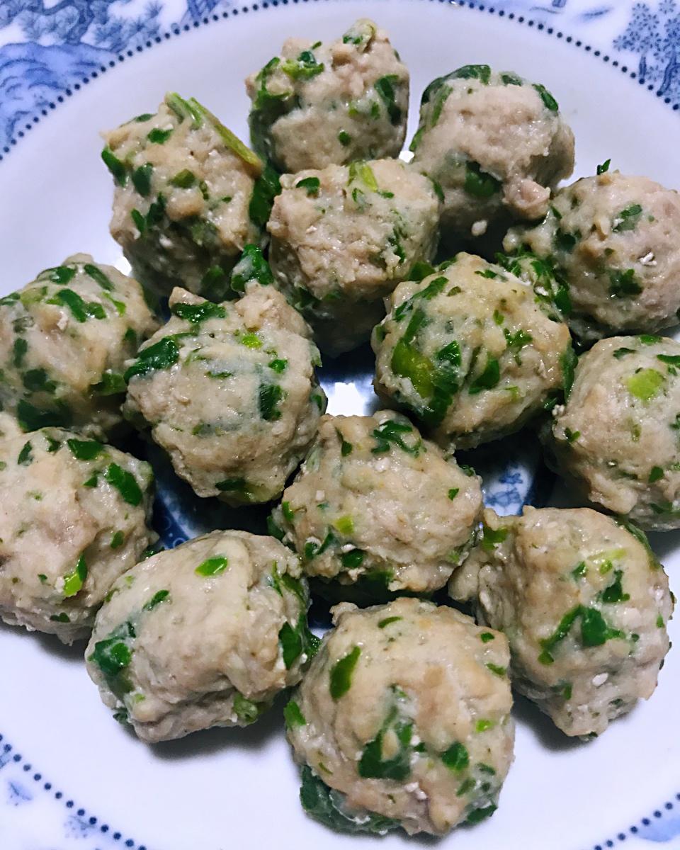 小丸子爱美食啦做的香菜丸子,干炸丸子
