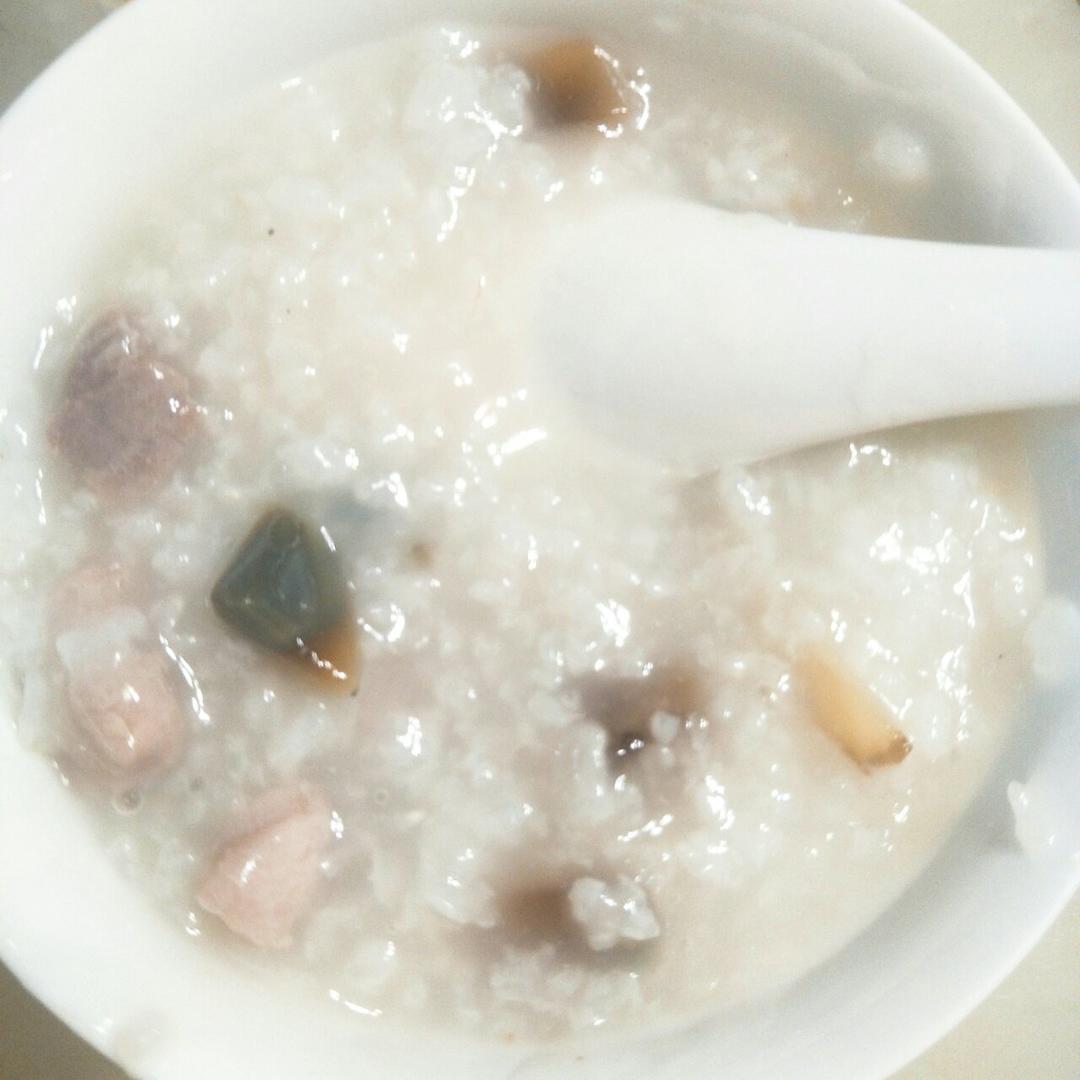 电饭煲版皮蛋瘦肉粥