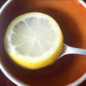 蜂蜜柠檬红茶的做法 步骤2