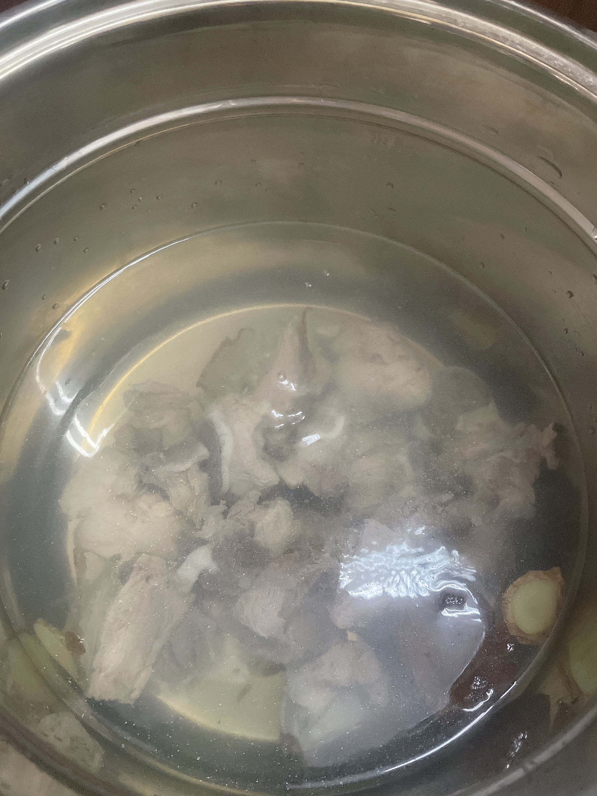 清热祛湿的粉葛猪骨汤的做法 步骤4