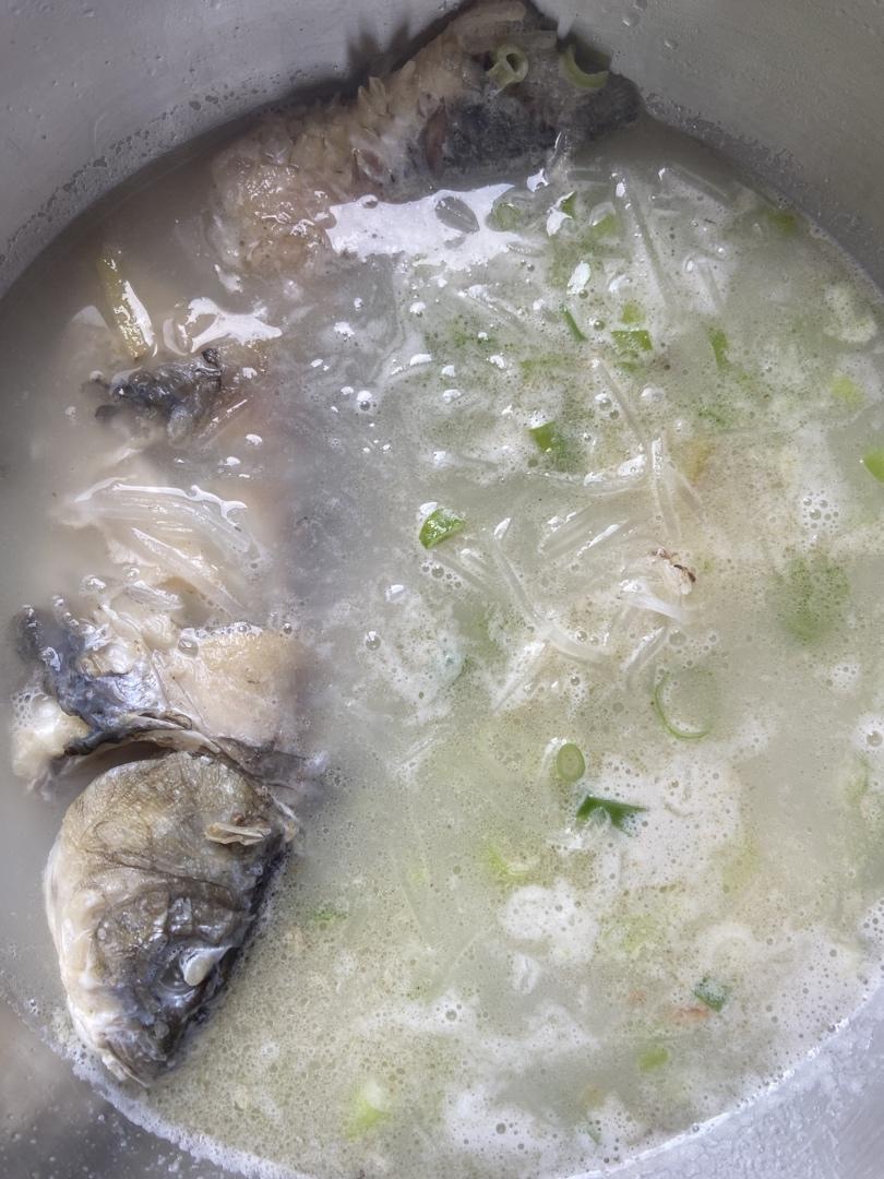 白萝卜丝鲫鱼汤