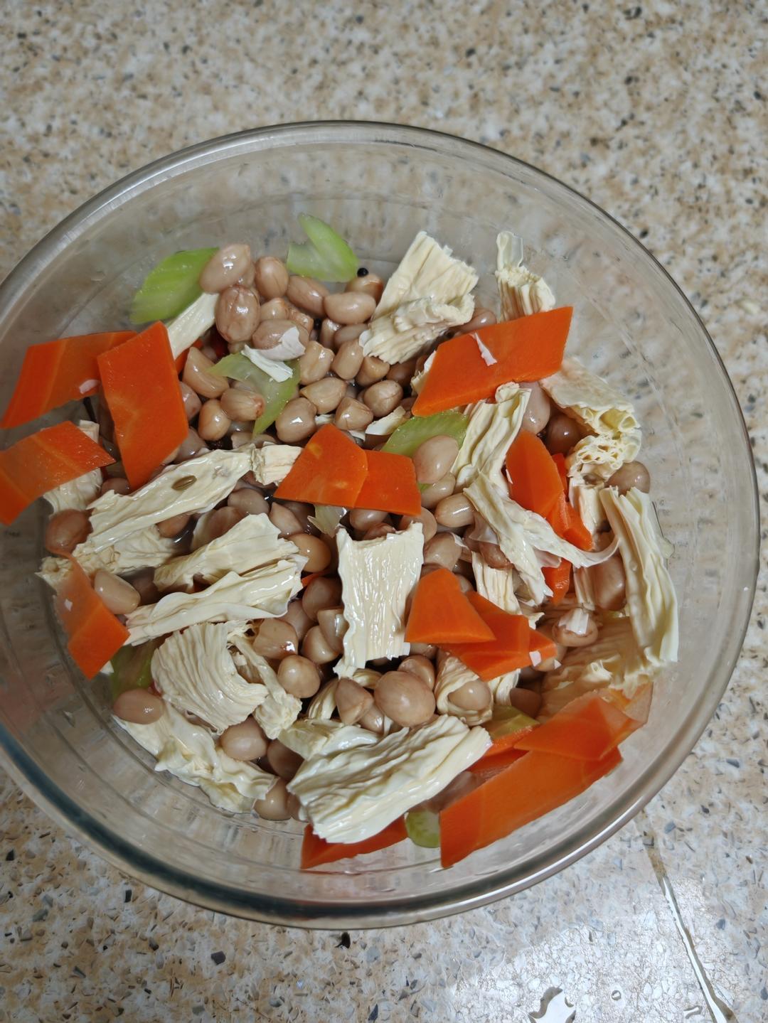 凉拌什锦菜（花生米、胡萝卜、芹菜、腐竹）