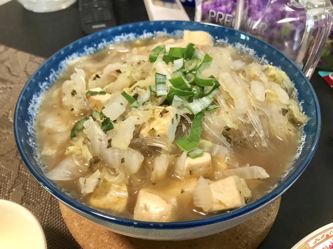 家常白菜炖粉条加豆腐泡