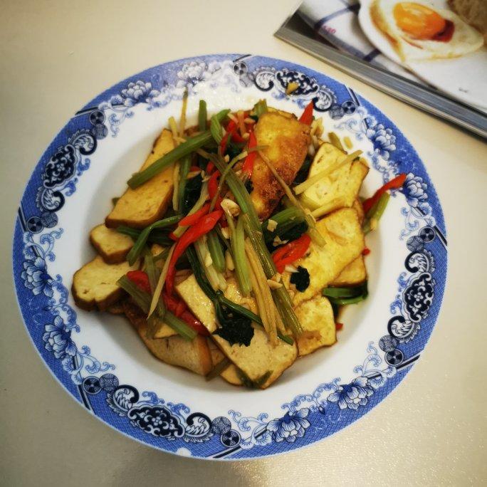 芹菜肉丝炒香干