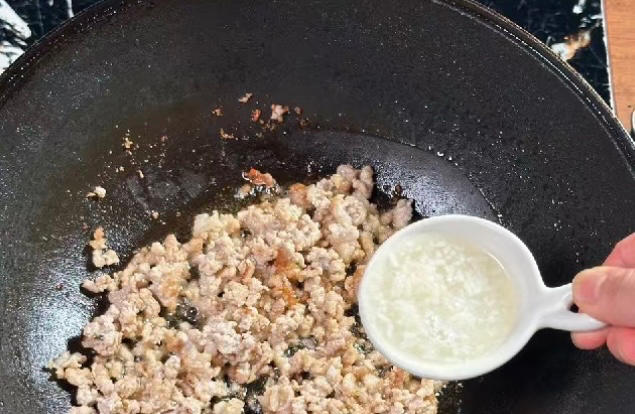 梅干菜炒毛豆的做法 步骤6